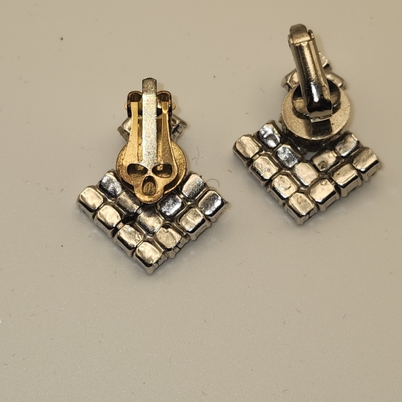 Stunning vintage Elegant Silver And rhinestone clip on earrings - Picture 2 of 2